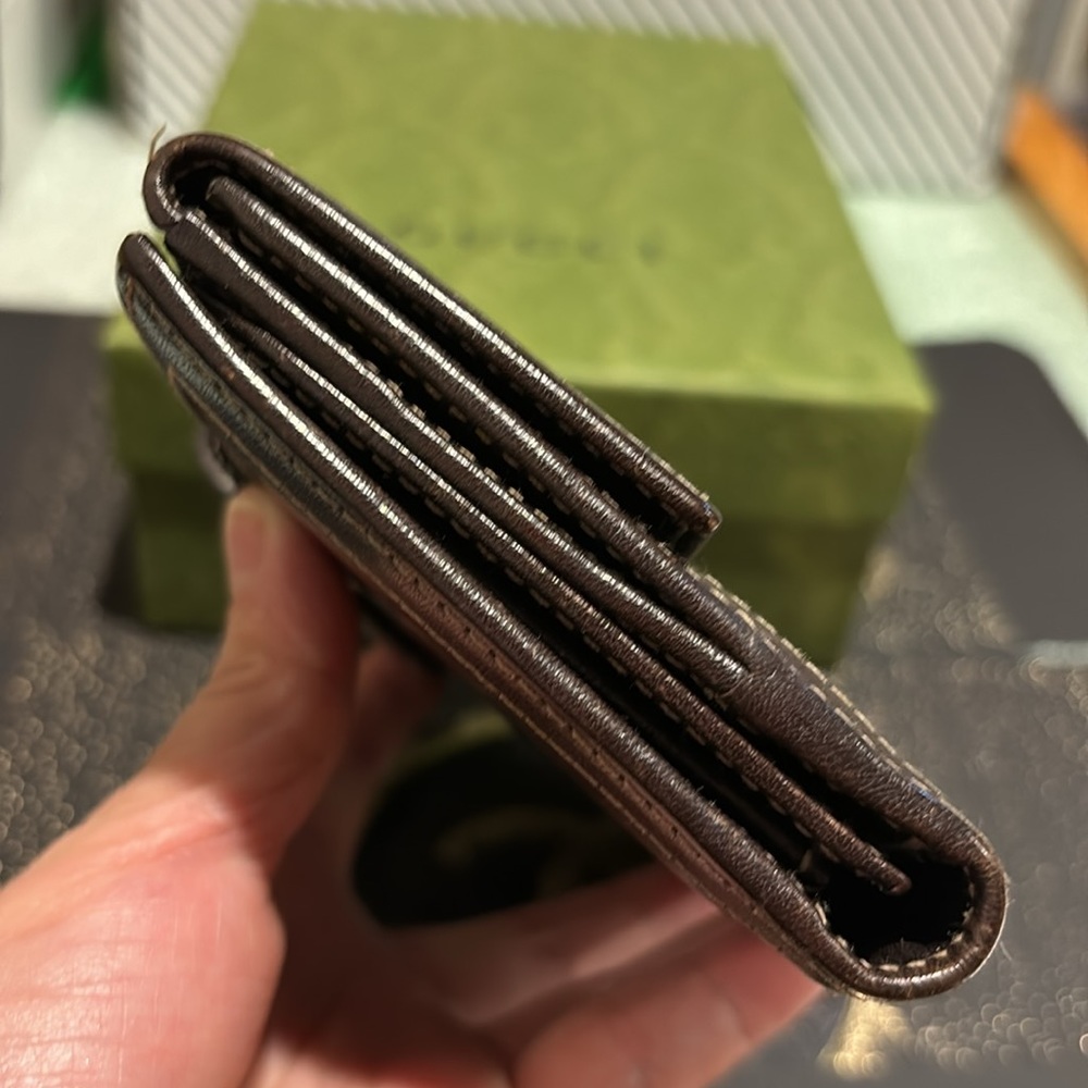 Gucci Elegant Brown Leather Wallet with Gold Accent - Picture 9 of 11
